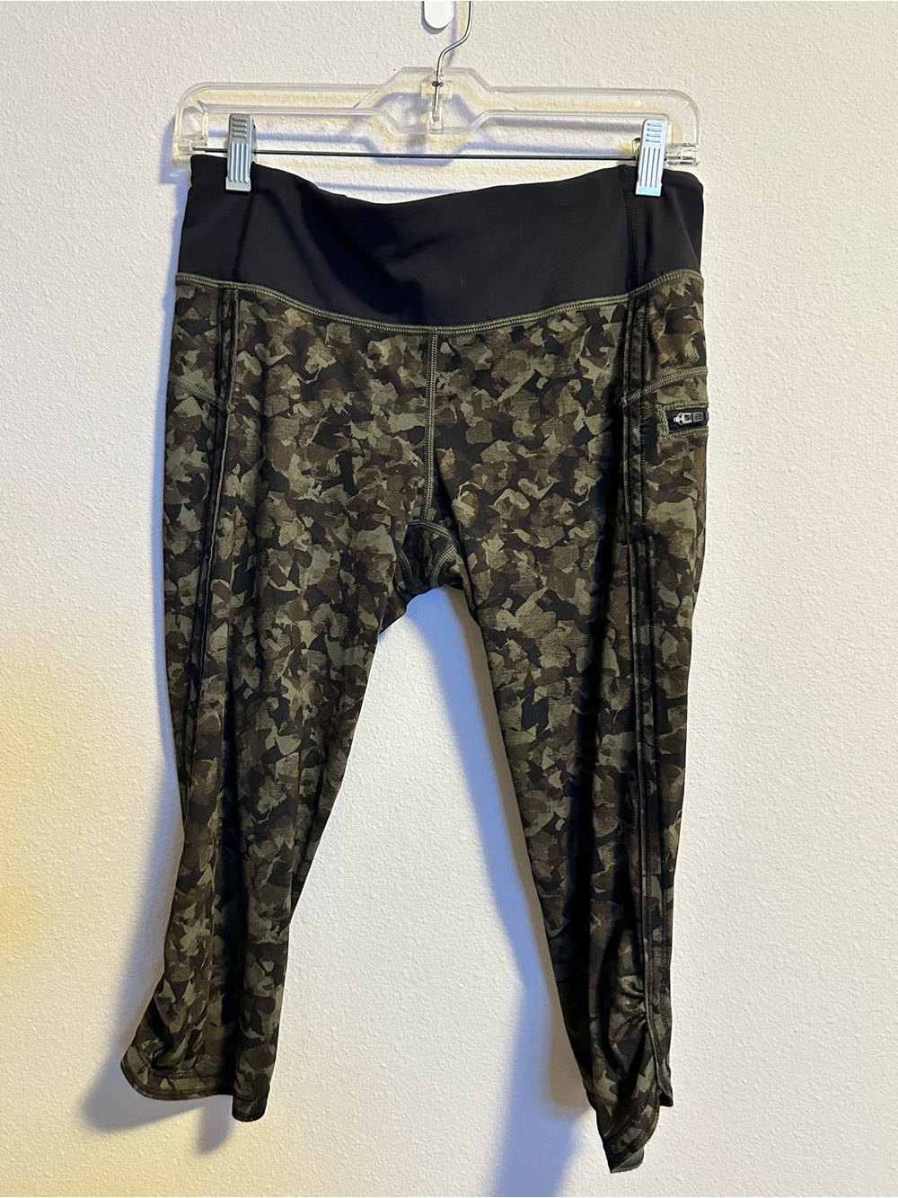 Lululemon Capri Leggings Size 8 Green Camo Crop Pants High Rise Pocket Athletic - Picture 2 of 2